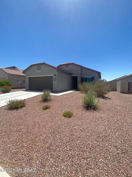 21513 E Freedom Dr in Red Rock, AZ - Building Photo
