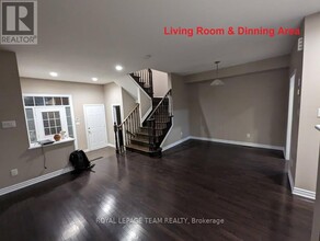 221 Waymark Crescent in Ottawa, ON - Building Photo - Building Photo