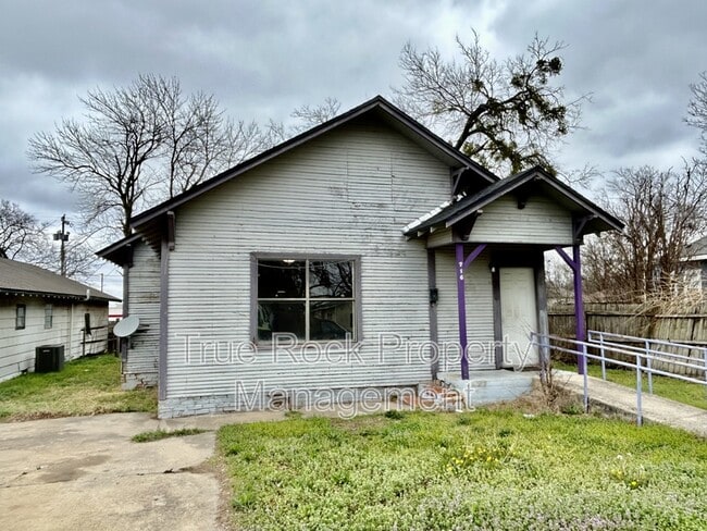 property at 716 E 9th St