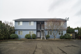 300 Kennel Ave in Molalla, OR - Building Photo - Building Photo