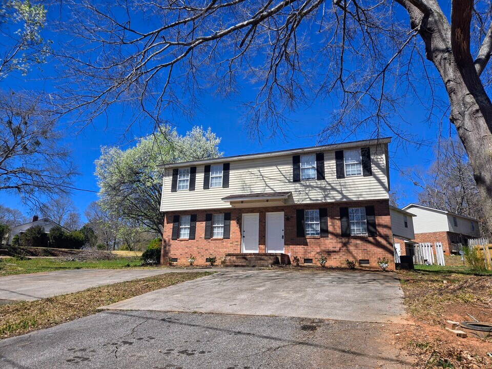 24 Jonquil Ln in Taylors, SC - Building Photo