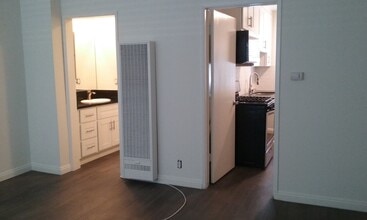 3293 Cahuenga Blvd W in Los Angeles, CA - Building Photo - Building Photo