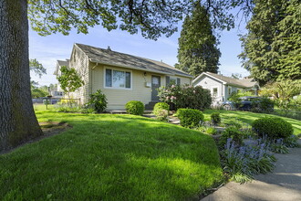 1806 N Watts St in Portland, OR - Building Photo - Building Photo