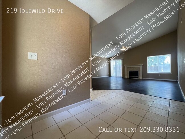 219 Idlewild Dr in Lodi, CA - Building Photo - Building Photo
