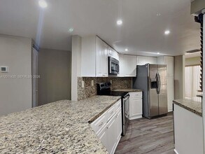 10420 SW 67th St in Miami, FL - Building Photo - Building Photo