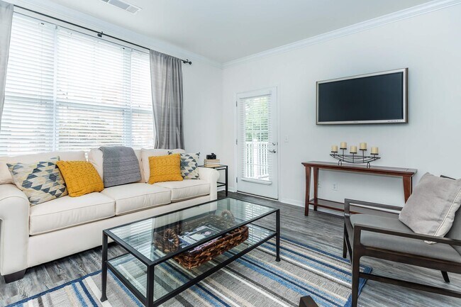 Glenview House in Stamford, CT - Foto de edificio - Building Photo