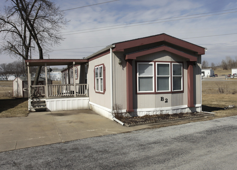 Town & Country Mobile Home in Omaha, NE - Building Photo