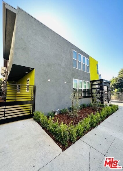 6244 De Longpre Ave in Los Angeles, CA - Foto de edificio