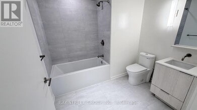 120 Broadway Ave in Toronto, ON - Building Photo - Building Photo