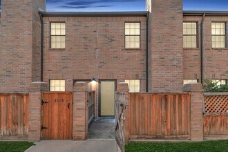9800 Pagewood Ln in Houston, TX - Building Photo - Building Photo