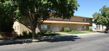 Town Square Apartments in Palmdale, CA - Building Photo - Building Photo