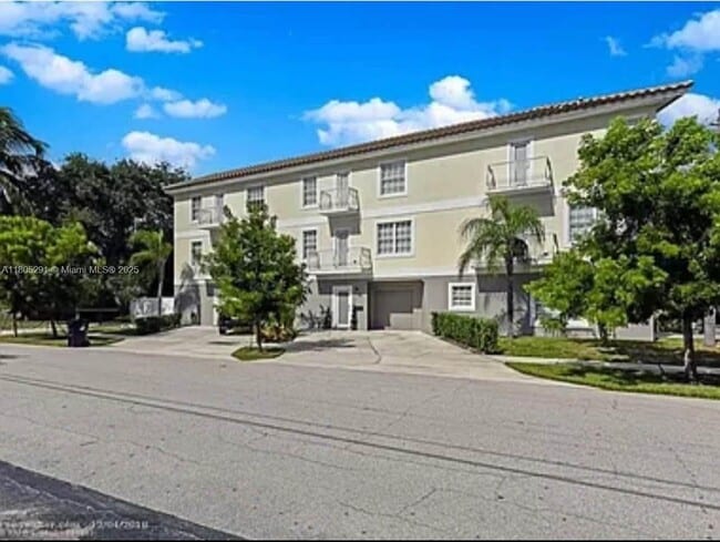 property at 725 SE 14th Ct