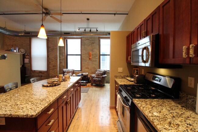 1017 S 2nd St-Unit -300 in Milwaukee, WI - Building Photo - Building Photo