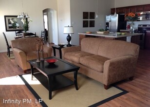 1106 Newcastle Dr in Weatherford, TX - Foto de edificio - Building Photo