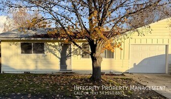 917 SW Bridge St in Grants Pass, OR - Building Photo