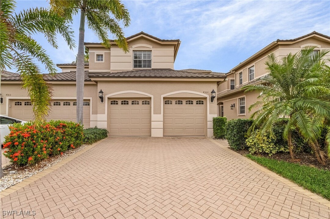 801 Regency Reserve Cir in Naples, FL - Foto de edificio