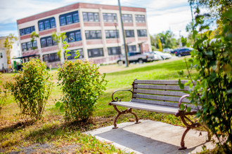 The Willows at Burlington Mill in Burlington, NJ - Foto de edificio - Building Photo