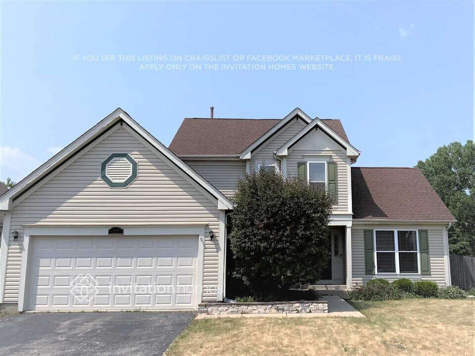 2176 Edinburgh Ln in Aurora, IL - Building Photo