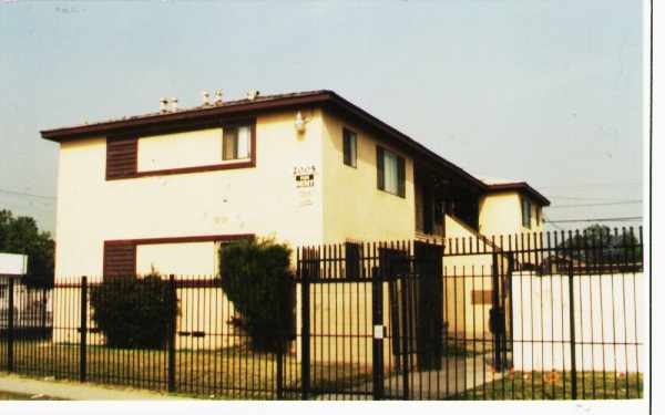 2005 E Alondra Blvd in Compton, CA - Foto de edificio