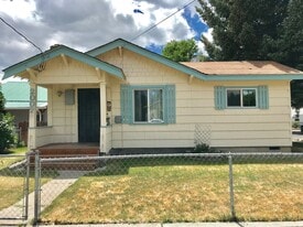 2002 Wantland Ave in Klamath Falls, OR - Building Photo