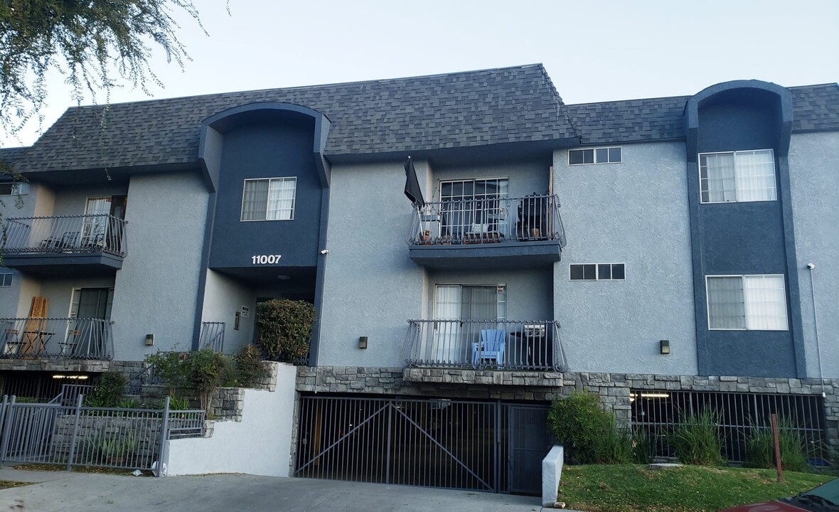 11007 Hartsook St in North Hollywood, CA - Building Photo