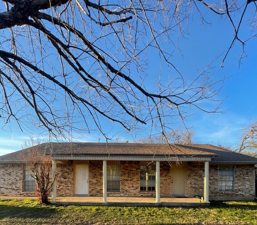 1917 Pine Tree Dr in Bryan, TX - Foto de edificio