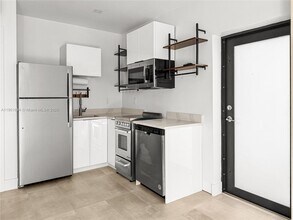 551 NE 26th St in Wilton Manors, FL - Building Photo - Building Photo