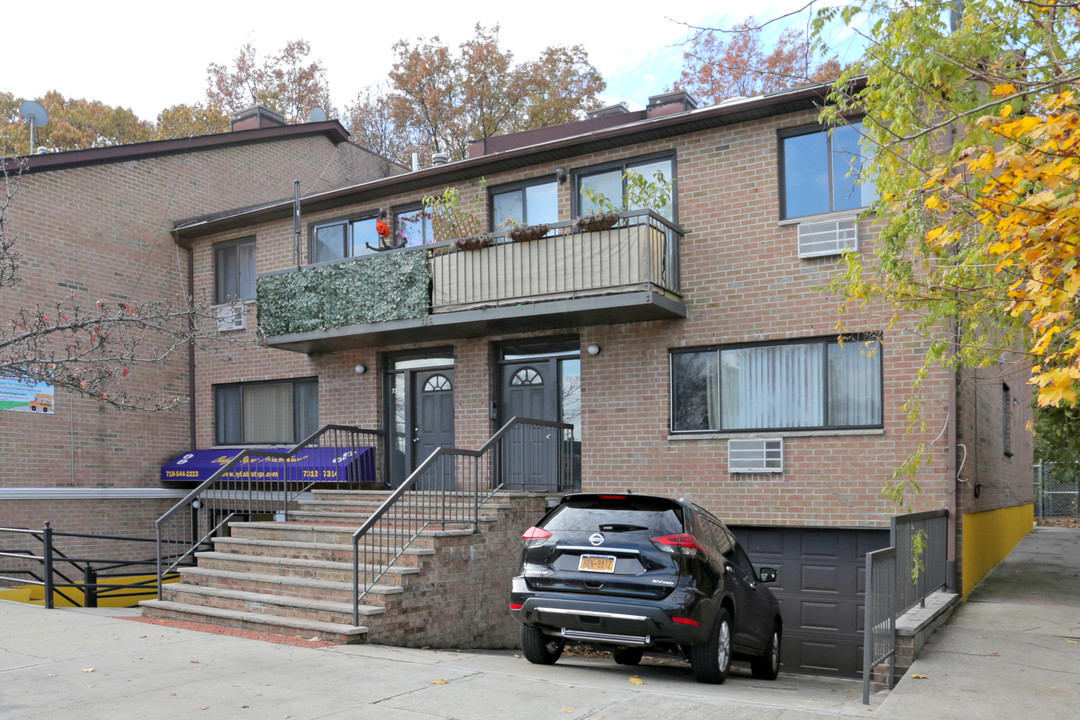 7316 Yellowstone Blvd in Forest Hills, NY - Foto de edificio