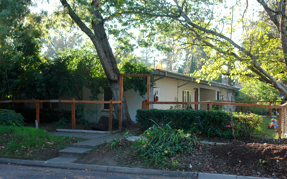 1591 King St in Santa Rosa, CA - Foto de edificio