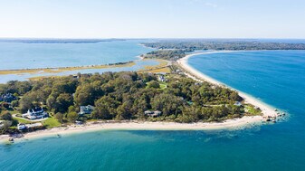 725 Munn Ln in Orient, NY - Building Photo