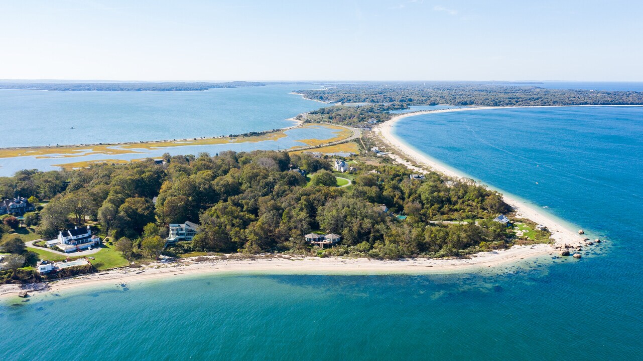 725 Munn Ln in Orient, NY - Building Photo