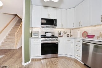 2051 Charles Ct in Mahwah, NJ - Building Photo - Building Photo