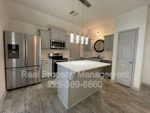 957 Sedona Pines Dr in Baton Rouge, LA - Foto de edificio - Building Photo