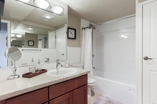 735 St. Clair in Portland, OR - Building Photo