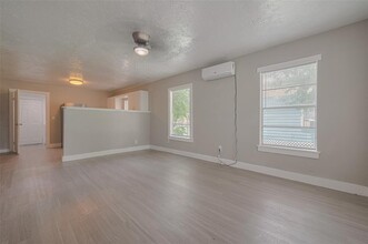 8 Jennische St in Baytown, TX - Building Photo - Building Photo