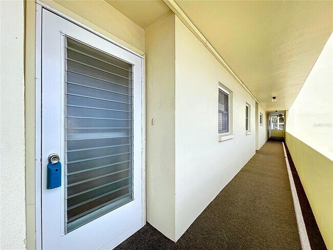 4650 Cove Cir in St. Petersburg, FL - Foto de edificio - Building Photo