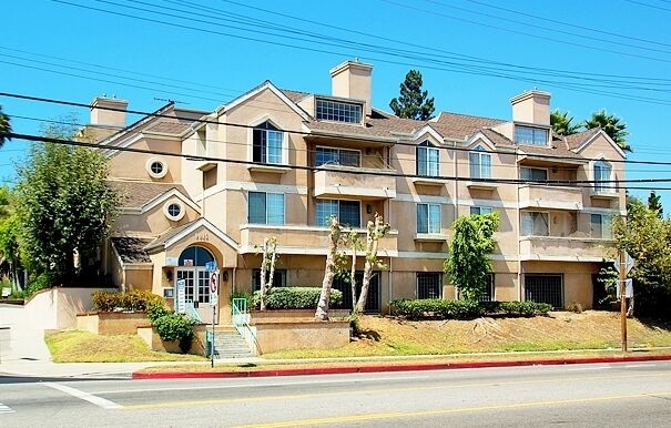 Lido Apartments - 9915 National Blvd in Los Angeles, CA - Foto de edificio