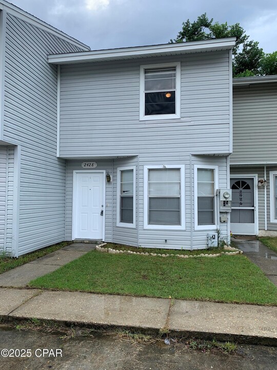 2428 Johnson Dr in Lynn Haven, FL - Foto de edificio