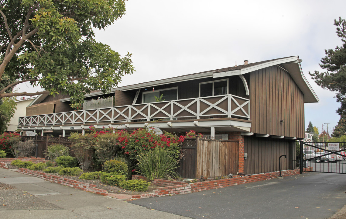 2209 Otis Dr in Alameda, CA - Foto de edificio