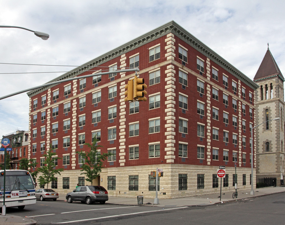 12 Patchen Ave in Brooklyn, NY - Foto de edificio