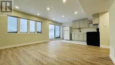 290 Woodbine Ave in Kitchener, ON - Building Photo - Building Photo