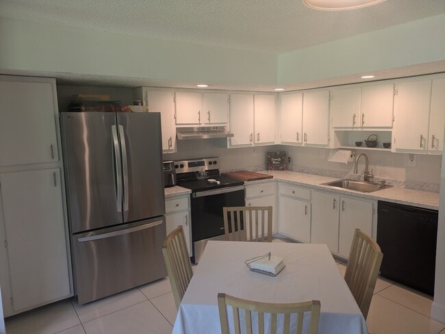 8075 SW 107th Ave in Miami, FL - Building Photo - Building Photo