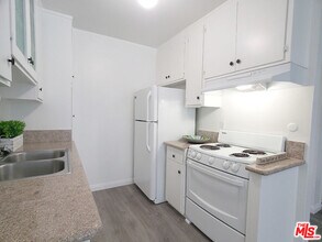 5656 La Mirada Ave in Los Angeles, CA - Building Photo - Building Photo