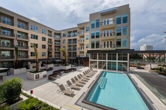 2111 Westheimer Rd in Houston, TX - Foto de edificio - Building Photo