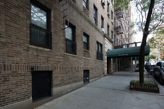 170 E 94th St in New York, NY - Building Photo - Building Photo