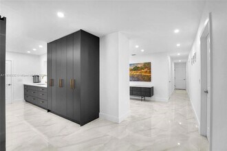 18280 NE 8th Ave in North Miami Beach, FL - Foto de edificio - Building Photo