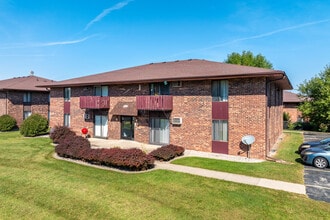 Royal Court Apartments in Appleton, WI - Building Photo - Building Photo