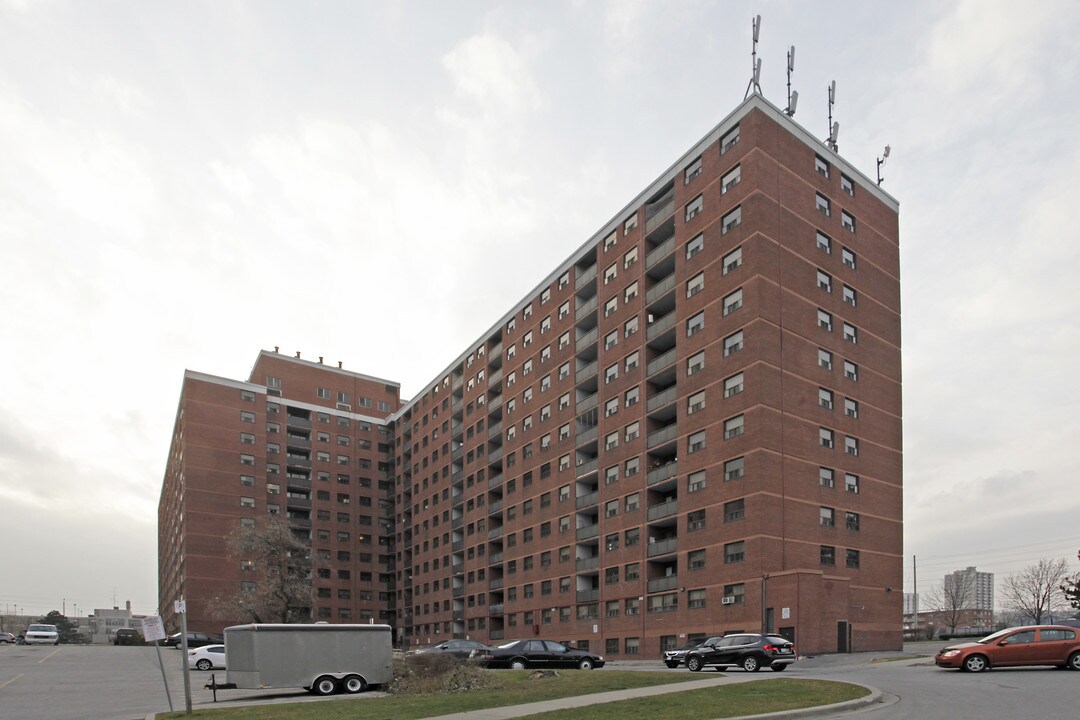 Queensway Manor in Mississauga, ON - Building Photo