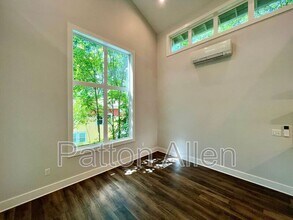 10-10 Riverview Dr in Asheville, NC - Foto de edificio - Building Photo