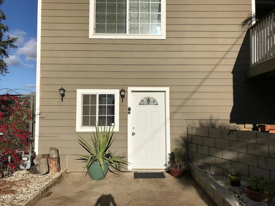 1186 N Rose St in Escondido, CA - Building Photo